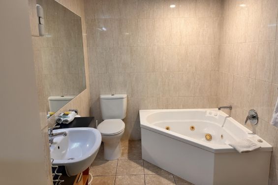 Executive Spa Studio - bathroom